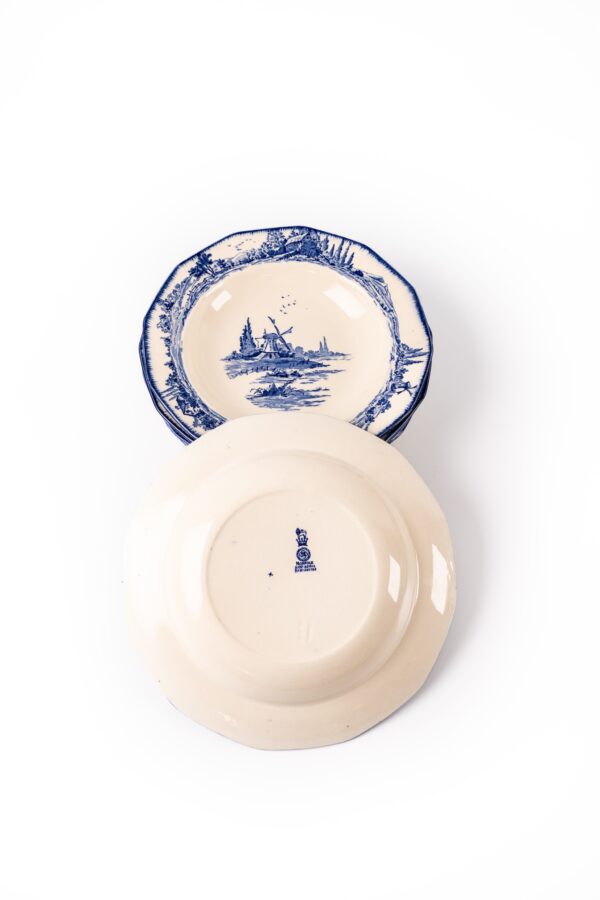 Royal Doulton Norfolk Dinner Plates and Serving Bowls (5 plates and 5 bowls) - Image 3